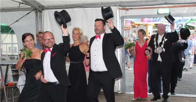 Zylinder-schwenkend zogen die Männer der Festgesellschaft zum Königsball in das Festzelt.