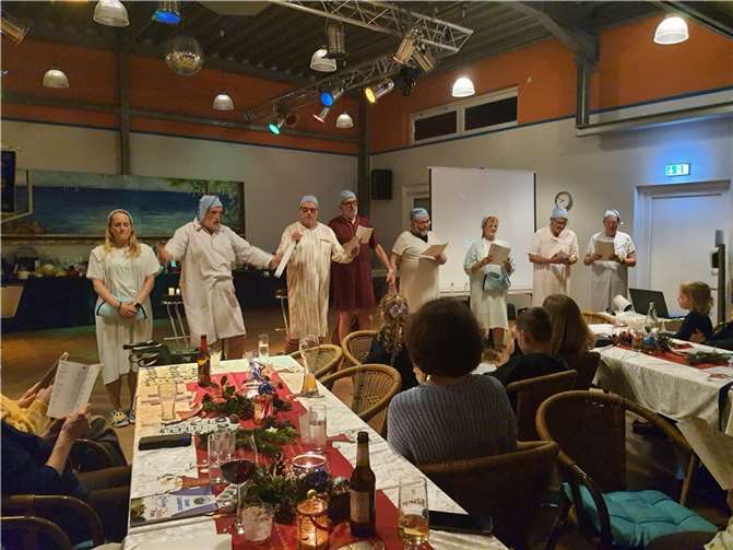 ach einem leckeren Essen vom Buffet folgte der Abschiedsauftritt der vereinseigenen Gruppe „The Singing Drums and Pipes“. Fotos: privat