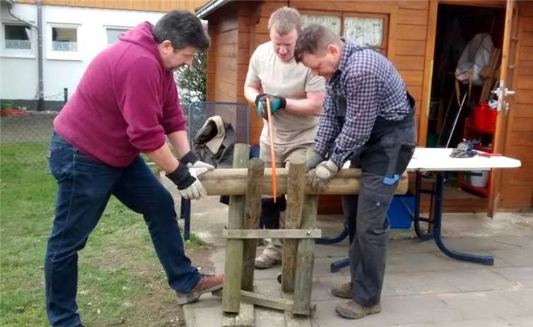 ach einem stärkenden zweiten Frühstück mit belegten Brötchen und Kaffee starteten die Helfer ihren Einsatz und schwangen Hämmer, Scheren und Harken.privat