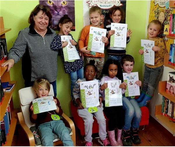 ach vier Besuchen in der Bücherei erhielten die Vorschulkinder unter anderem einen Rucksack und den Bibliotheksführerschein in Form einer Urkunde.  Foto: privat