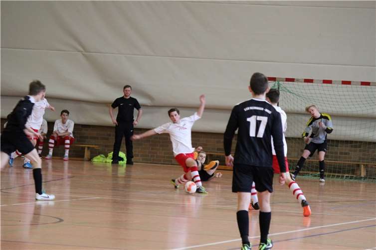 ackende Duelle auf dem Spielfeld bekam Coach Mendel zu sehen.