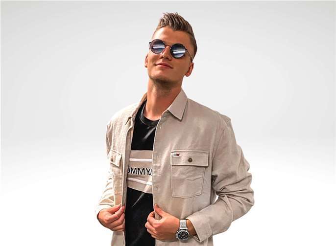 änger Julian Sommer startet mit „Dicht im Flieger“ durch.  Foto: © Joey Cziesla/umusic/dpa