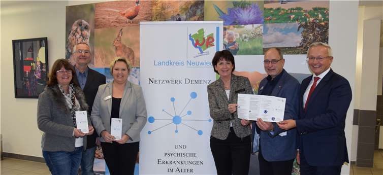 als Vertreter des Netzwerkes Demenz (v.L.) Ursula Müller, Pflegestützpunkt Asbach, Achim Krokowski, Pflegestützpunkt Neuwied, Claudia Schneider, Compass, Hildegard Person-Fensch, Ltd. Regierungsdirektorin, Psychiatriekoordinator Dr. Ulrich Kettler und Landrat Achim Hallerbach sowie stellen den neuen Wegweiser Demenz vor.Kreisverwaltugn
