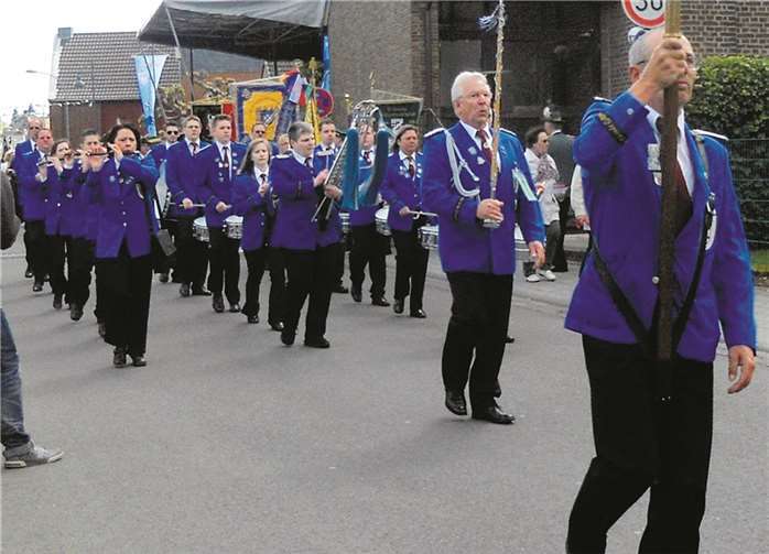 …an der Ehrentribüne vorbei (im Hintergrund rechts).
