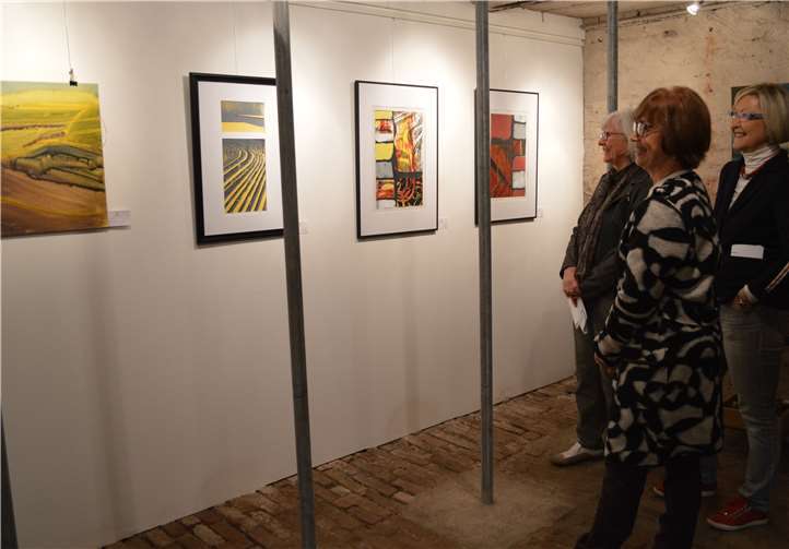 art am Rolandsbogen stellte in den Hypokausten im alten Jugendheim ihre Werke aus. ab