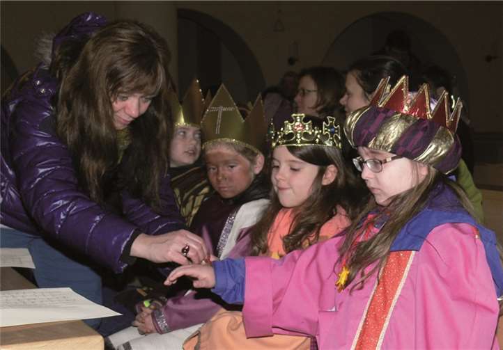 as Armband des Friedens und der Freundschaft wird angelegt. Auch diessoll die Hilfsbereitschaft für notleidende Kinder dokumentieren.