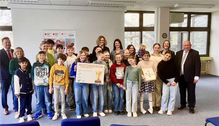 as DRK Koblenz mit seinem Präsidenten Leo Biewer und Umweltministerin Katrin Eder gehörten zu den ersten Gratulanten. Foto: DRK Koblenz