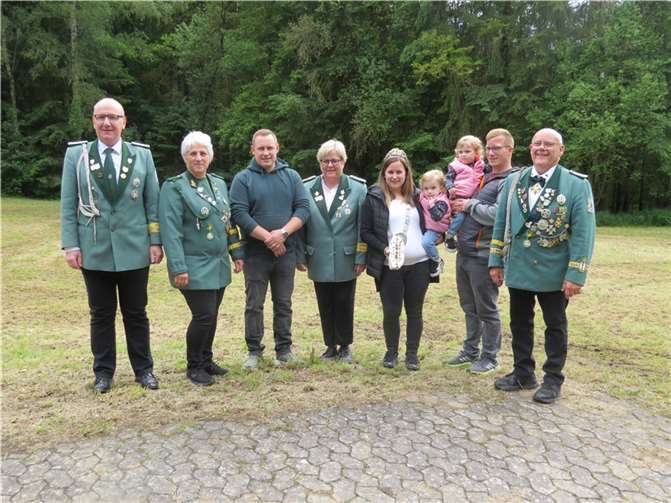 as neue Schützenkönigspaar 2024 Annika Schlich und Prinzgemahl Marcel Schlich, 1. Scheibenkönig Thilo Schmitt, 2. Scheibenkönig Reinhard Wilhelmi, Brudermeisterin Christiane Burger, sowie weitere Preisträger. Foto: privat