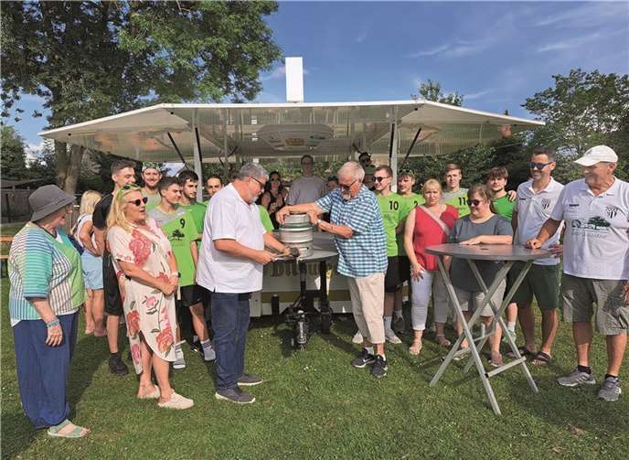 assanstrich durch den neuen Stadtbürgermeister Achim Grün und den Ehrenvorsitzenden von Grün-Weiß, Egon Meid.