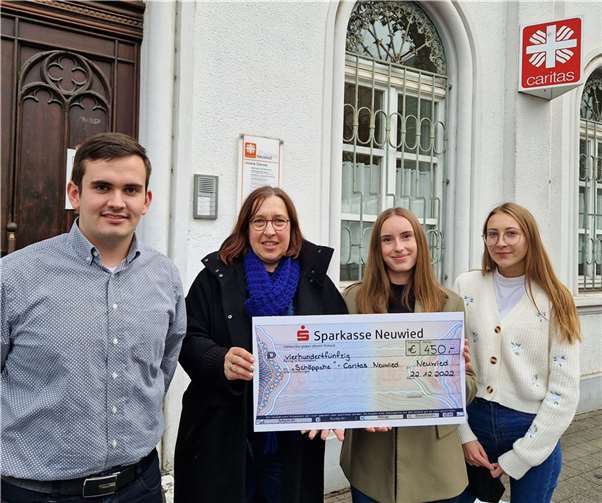 bei der Übergabe des symbolischen Spendenschecks. Quelle: Finanzamt Neuwied