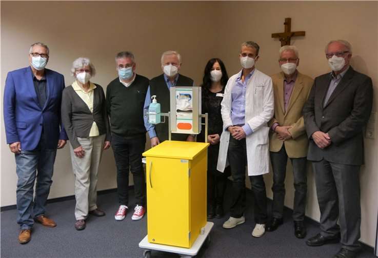 bei der symbolischen Übergabe einer Hygienestation v.re. Kassierer Klaus Gansen, Vorsitzender Lorenz Denn, Dr. Temur Parulava (ärztlicher Direktor), Manuela Ruhlandt (stellv. Pflegedirektorin), die Beisitzer Bruno Langen und Stefan Faßbender, Beisitzerin Gisela Fuchs und der stellv. Vorsitzende Wilfried Humpert.Foto: privat