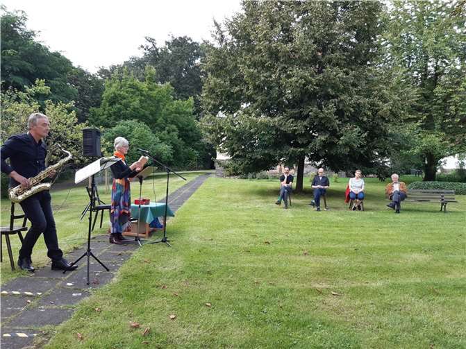 bei schönstem Sommerwetter konnte die Lesung im ev. Pfarrgarten stattfinden. Foto: privat