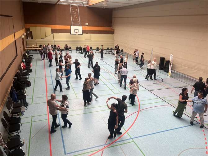 ber 60 tanzbegeisterte Teilnehmerinnen und Teilnehmer aus nah und fern fanden den Weg in die Rheinhalle.  Foto: privat