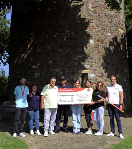bn:t übergibt Spendencheck an Vereine in Fritzdorf, v.l.n.r. Timo Schnitzler, Vertriebsmitarbeiter bn:t; Anna Beißel, Löschgruppe Fritzdorf – Freiwillige Feuerwehr Wachtberg; Robert Landen, KG Grün-Gelb Fritzdorf e.V.; Michael Kaspers, Ortsvorsteher Fritzdorf; Patricia Kammer, Jugendtreff Fritzdorf, Charlize de Waele, Jugendtreff Fritzdorf; Barbara Gardner, Leiterin Marketing bn:t; Torsten Schönefeld, TTC Fritzdorf. Foto: bn:t Blatzheim Networks Telecom GmbH