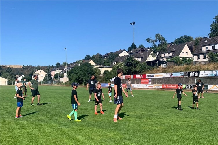 bunter Nachmittag im Rhodius-Stadion