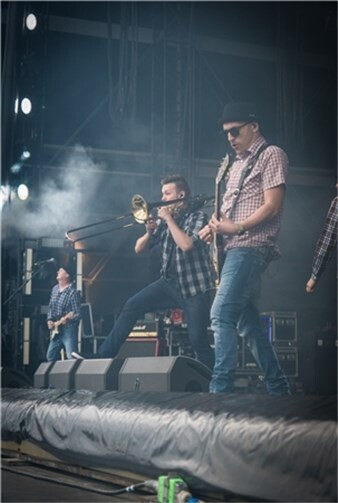 (c) Axel Live Pictures