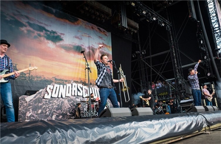 (c) Axel Live Pictures