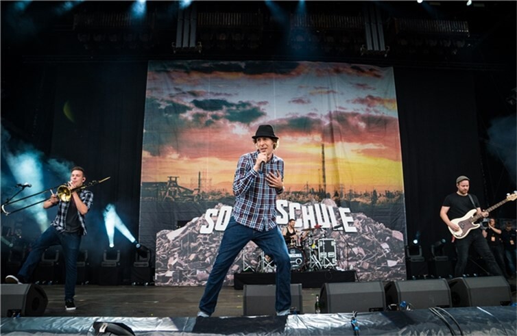 (c) Axel Live Pictures