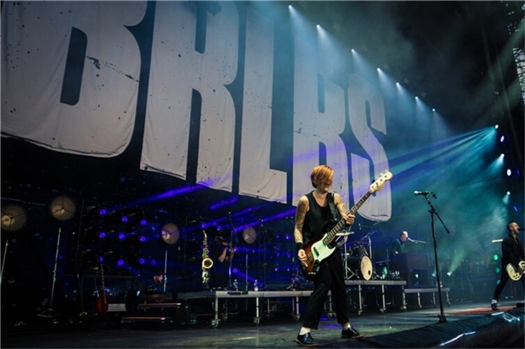 (c) Axel Live Pictures