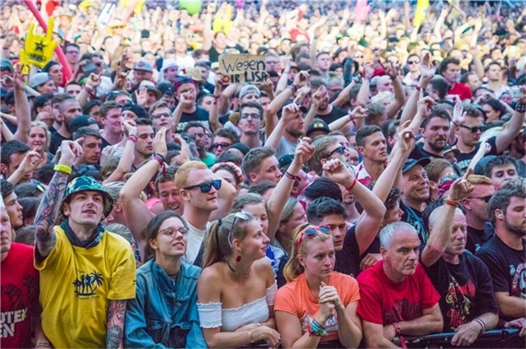 (c) Axel Live Pictures