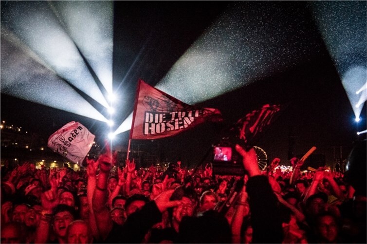 (c) Axel Live Pictures