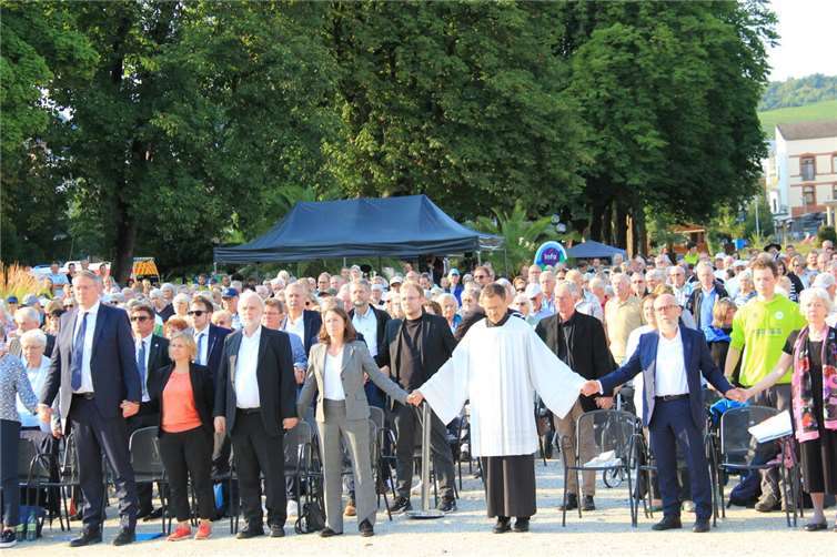 chweigeminute bei der Gedenkfeier im Kurpark von Bad Neuenahr am vierten Jahrestag der Flut.  Fotos: GS