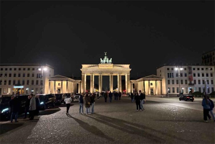 das Brandenburger Tor bei Nacht