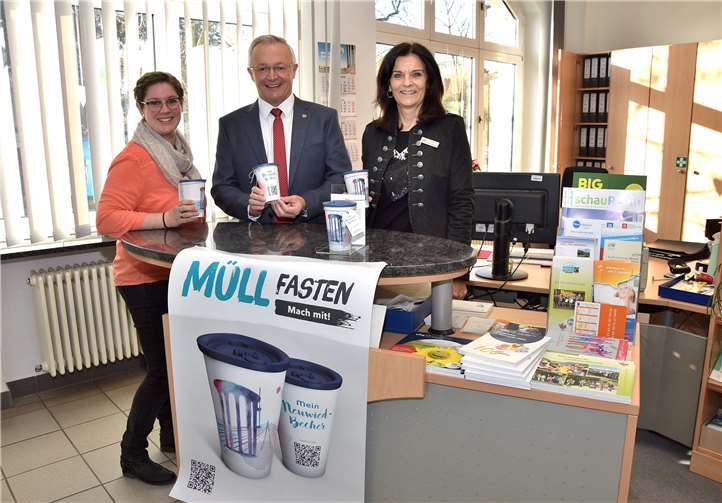 (das Foto wurde vor dem Look-Down aufgenommen): (v.l.n.r.) Gabi Schäfer von der Stabsstelle „Energie, Klima und Umwelt“ präsentiert mit Landrat Achim Hallerbach und der Mitarbeiterin des Bürgerbüros Andrea Angemeer den neuen „Mein Neuwieder Becher“, der im Bürgerbüro für 4,90 Euro erhältlich ist.Foto: Kreisverwaltung