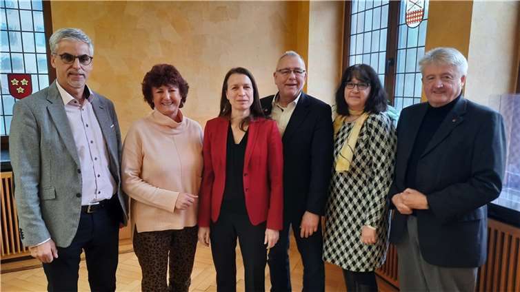 dbb zu Gast in Bad Neuenahr-Ahrweiler, diesmal in der Kreisverwaltung: (v.l.) Fachbereichsleiter Erich Seul, dbb Landeschefin Lilli Lenz, Landrätin Cornelia Weigand, komba Landeschef Rolf Führ, komba Kreisgeschäftsführerin Hiltrud Dahr und dbb Kreisverbandschef Werner Kasel.  Foto: DBB Rheinland-Pfalz