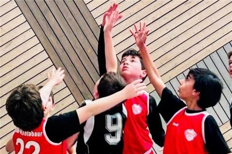 dem Ball entgegen gestreckt