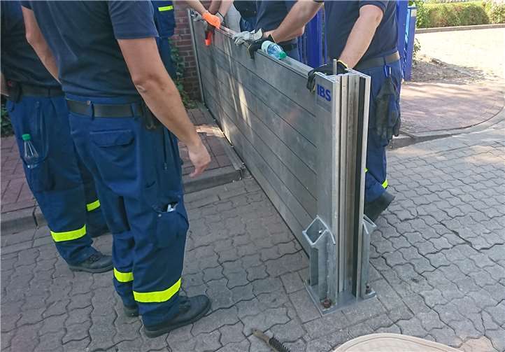 der Aufbau von vorbereiteten Hochwasserschutzwänden wurde geübt. THW