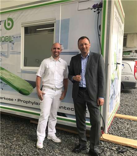 der Bad Emser Zahnarzt Dr. Christoph Blum mit CDU-Bundestagsabgeordneten Josef Oster. Foto: Pressebüro Josef Oster