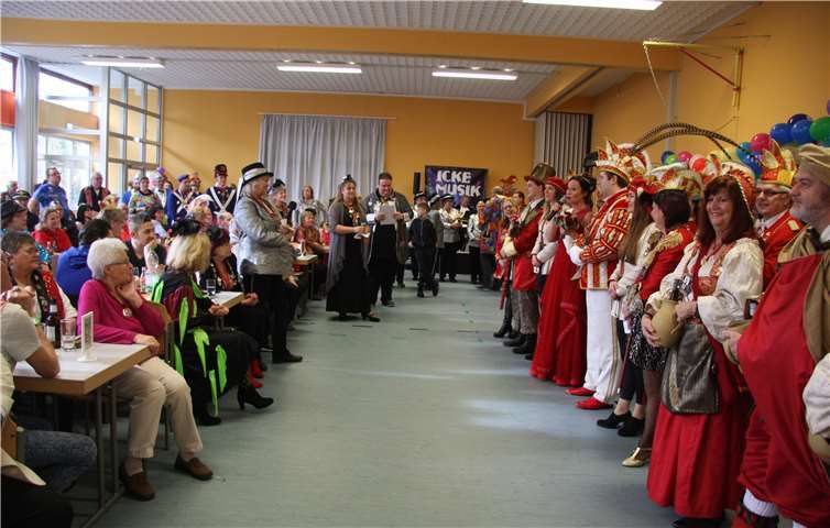 der Besuch von Prinz Marco I. vom Geisbach und Ihrer Lieblichkeit Confluentia Kim samt Gefolge war der Höhepunkt der Veranstaltung.Quelle: Möhnenclub Rohrer Käuzchen 1953 e.V.