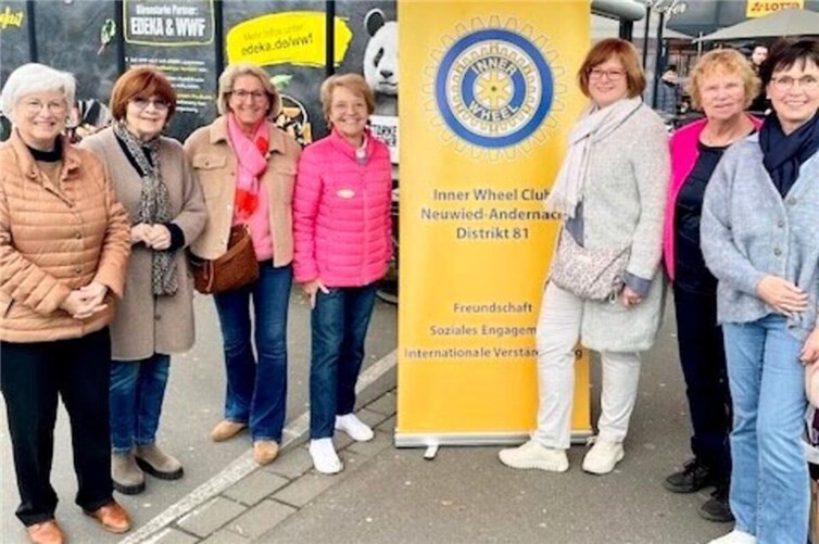 der Inner Wheel Club Neuwied-Andernach vor dem Supermarkt „Edeka Kreuzberg“ in Neuwied. 