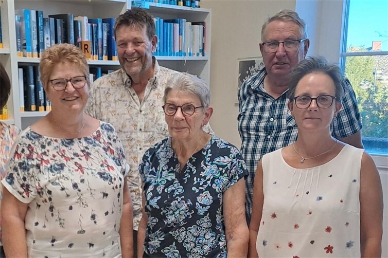 der neue Vorstand mit seiner Vorgängerin - von li nach re: Rita Ammel, Helmut Selig, Gisela Rösner,  Hans Heinrich Weihe, Martina Müller