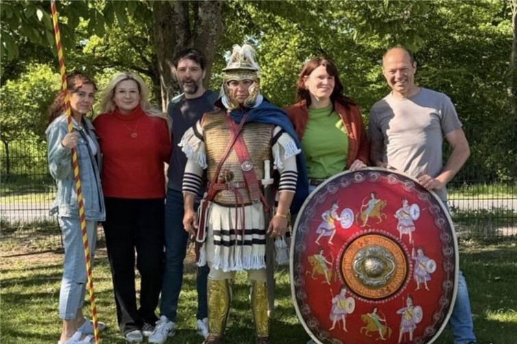 der römische Legionär mit den Lehrerinnen und LEhrern. 