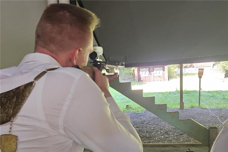 der scheidende Schützenkönig Lukas Mertesacker mit dem ersten Schuss auf Glaube, Sitte, Heimat