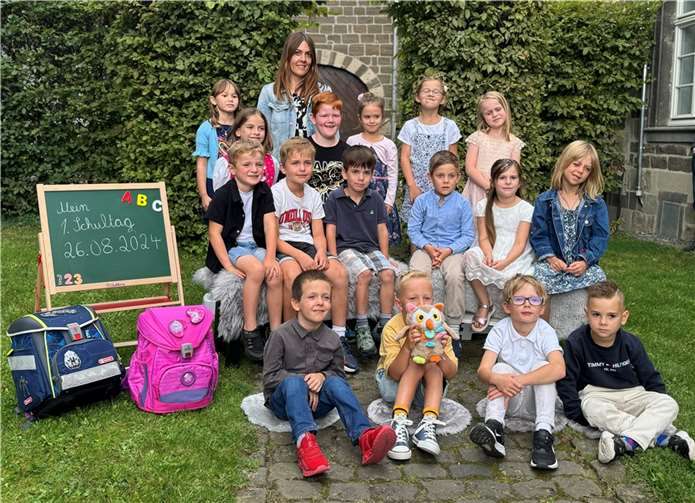die 17 Schulneulinge mit ihrer neuen Klassenlehrerin Lisa Weßendarp. Quelle: VG Brohltal