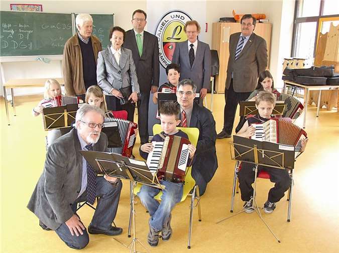 die Anwesenden Stifter Daniel und Lotte Lampa, der Stiftungsvorstand und Stiftungsrat sangen beim Vorspielen der Kinder mit. Nicht auf dem Bild ist Stiftungsratsmitglied Alfred Lampa. privat