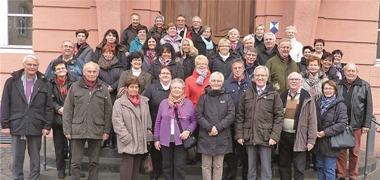 die Besuchergruppe mit Landtagsabgeordnetem Josef Dötsch vor dem Landtagsgebäude. privat