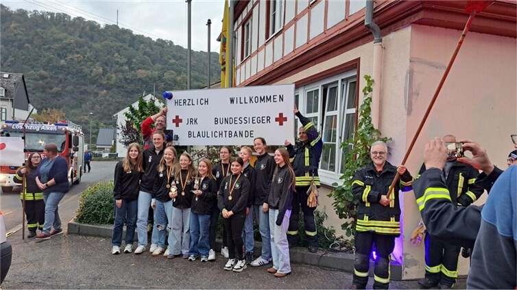 Blaulichtbande feiert triumphale Rückkehr nach Alken die Blaulichtbande wird Bundessieger.