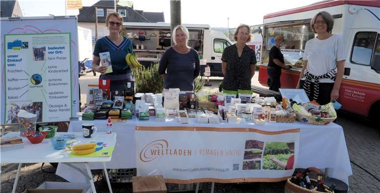 die Fairtrade Gruppe auf dem Freitagsmarkt in Bad Bodendorf. Foto: Wolfgang Seidenfuß