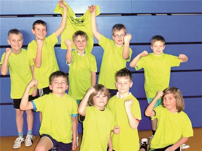 die Fußballmannschaft der Grundschule St. Georg: Christopher Jungbluth (2b), Jonas Müller (3a), Maximilian Frings (3a), Max Kurtenbach (3b), Paul Frings (3b), Oliver Diegmann (4a), Luca Langer (4a), Tom Hausen (4a) und Louis Wilmens (4b). privat