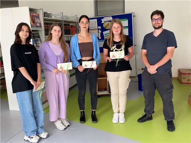 die Gewinnerinnen des Wettbewerbs um den schönsten Schulslogan bei der Überreichung der Ehrenpreise von Organisator Thilo Gilles Foto: Sylvia Langen