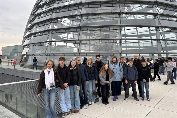 die Gruppe vor der Kuppel des Reichstags