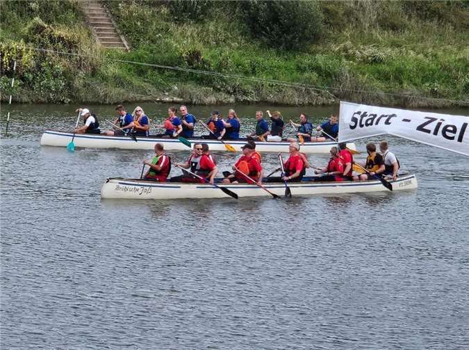 die Kanuten des Neuwieder Wassersportvereins (rote Trikots) beim Zieleinlauf gegen den WSV Remagen.  Foto: VfL Brohl
