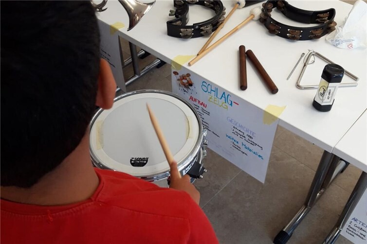 die Kinder durften die Instrumente selbst ausprobieren