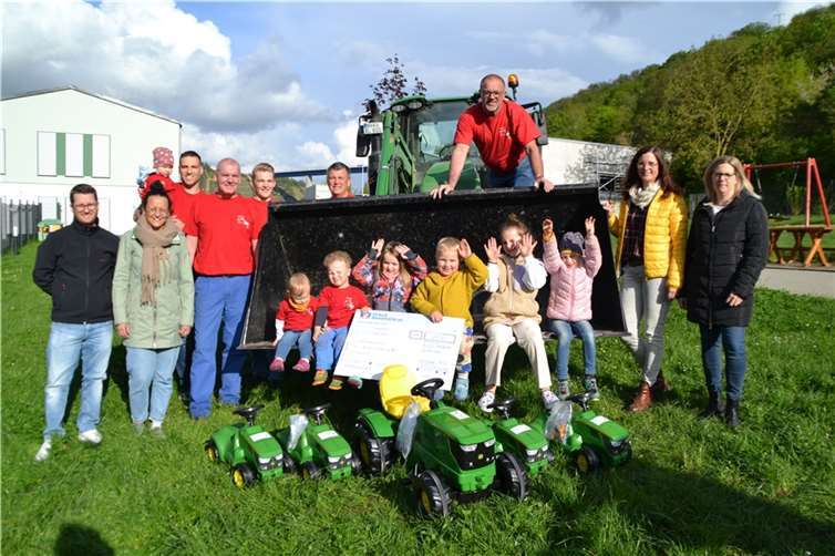 die Kinder freuten sich sehr über die fünf Spielzeugtraktoren. Quelle: TCD