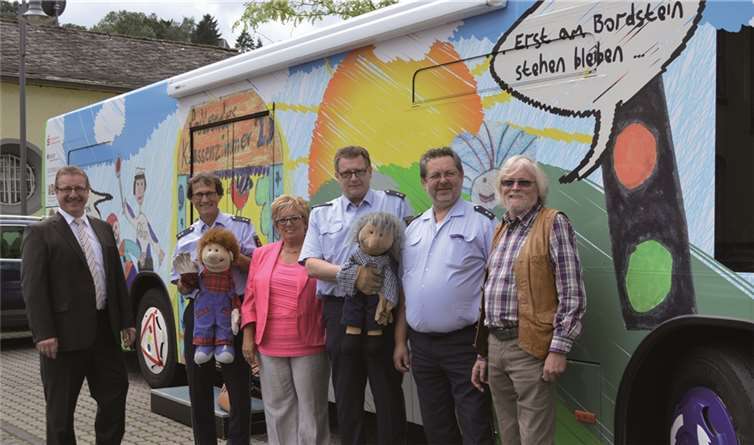 die Kreissparkasse Ahrweiler sponserte die Jubiläumsveranstaltung mit der Polizeipuppenbühne im neuen polizeipuppenbühnenbus. -ab-