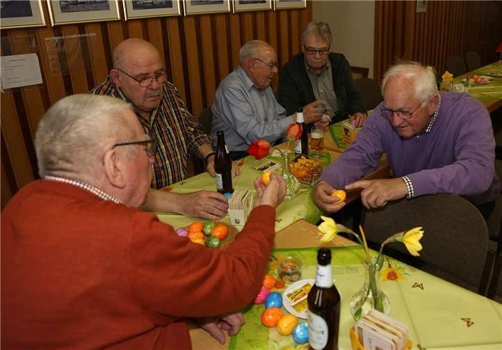 die Mitglieder beim Eierkippen (ditschen). Foto: privat
